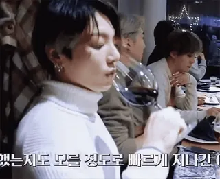 🍷 했는 지도 모를 정도로 빠르게 지나간 아 vino, bebida, mesa, restaurante, coreano whatsapp sticker