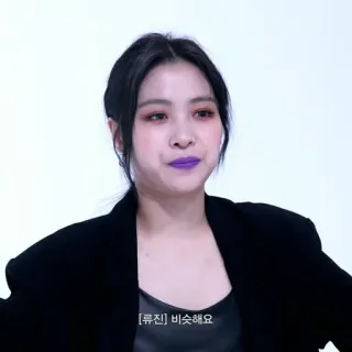 🪁 류진] 비슷해요 woman, portrait, korean, makeup, ryujin, black hair telegram sticker