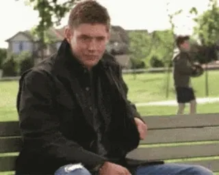 👍 Dean Winchester Supernatural Dean Winchester, Supernatural, Jensen Ackles, Serial TV, siedzący, park whatsapp sticker