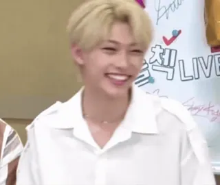 😒 Felix kpop, piosenkarz, portret, idol, azjatycki, blond włosy telegram sticker