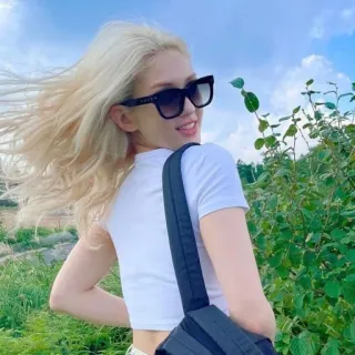 🤩 женщина, солнцезащитные очки, на улице, природа, блондинка, портрет telegram sticker
