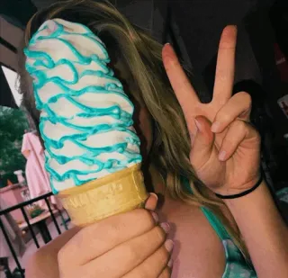 🍦 helado, comida, cono, postre, antojo, persona, signo de paz, mano telegram sticker