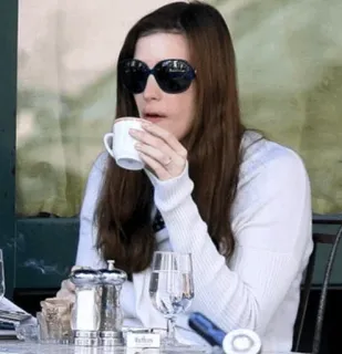🍒 mulher, óculos de sol, café, ao ar livre, mesa, cigarro, bebendo telegram sticker