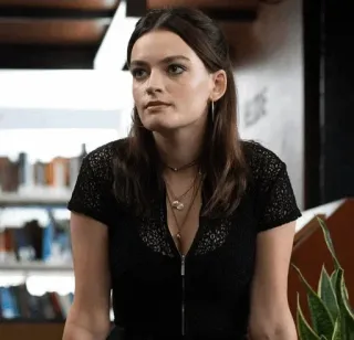 🧊 Maeve Wiley Sex Education maeve wiley, sex education, porträt, frau whatsapp sticker