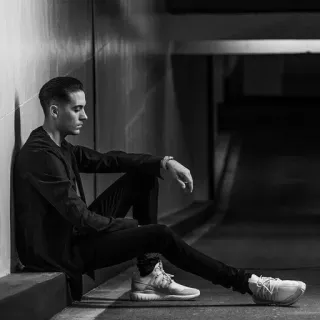 〰 G-Eazy G-Eazy, Rapper, Musicista, Bianco e nero, Ritratto, Seduto, Uomo telegram sticker