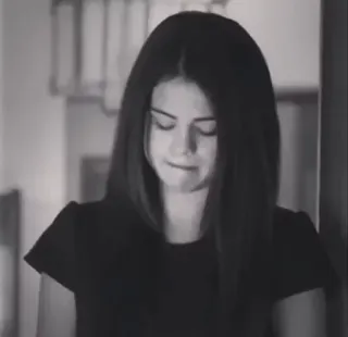 😔 Selena Gomez persoon, zanger, actrice, beroemdheid, zwart wit telegram sticker
