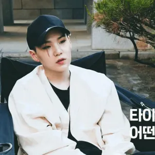 🔗 타이 어때 coreano, persona, sentado, exterior whatsapp sticker