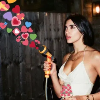 🔫 женщина, сердечки, любовь, садовый шланг, привязанность, милый, праздник telegram sticker