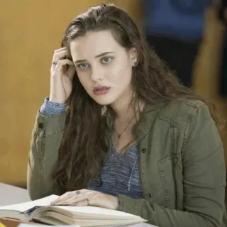 🌸 Katherine Langford 13 Reasons Why actriz, retrato, mujer joven, morena, chica, estudiante whatsapp sticker