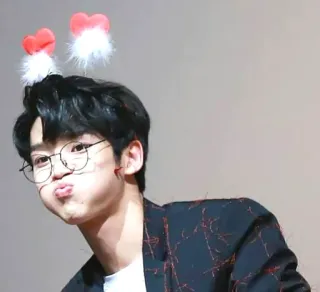 😚 คน, หัวใจ, แว่นตา, สีหน้า, ผู้ชาย telegram sticker