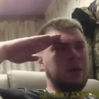 🫡 НА МАЙКУ ДЖОКЕРА mężczyzna, salut, wewnątrz, portret, rosyjski tekst telegram sticker