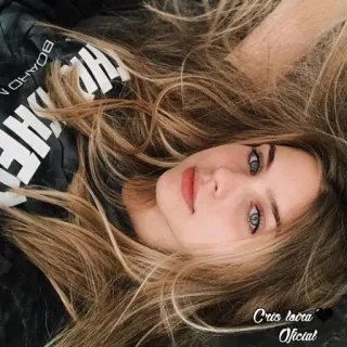 😴 Cris laora Oficial Frau, blonde Haare, schön, Porträt, hübsch, Mädchen telegram sticker