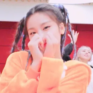 🌸 Yeji K-pop, Idole, Yeji, Itzy, Coeur, Coeur avec les doigts, Fille telegram sticker