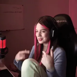 🥺 kobieta, osoba, różowe włosy, gracz, streamer, słuchawki telegram sticker
