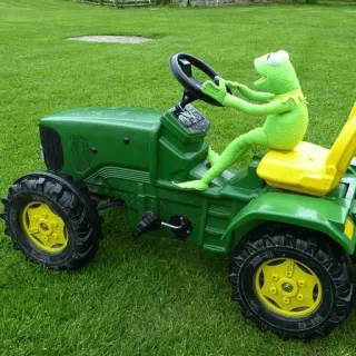 😀 Kermit 커밋, 머펫, 트랙터, 초록색, 차량, 장난감 telegram sticker