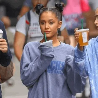 🌃 Ariana Grande อารีอานา กรานเด, คนดัง, นักร้อง, ดื่ม, ผู้หญิงสาว, สตาร์บัคส์ telegram sticker