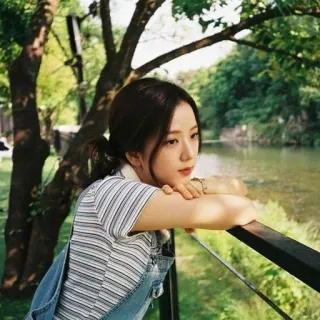 🦄 femme, portrait, nature, extérieur, personne, penché whatsapp sticker