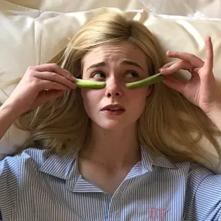 🙄 Elle Fanning, Gurke, Schönheit, Hautpflege, Entspannung, Porträt, blond whatsapp sticker