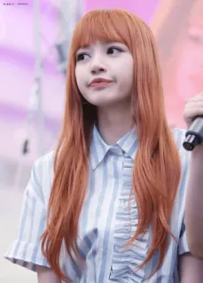 🥕 Lisa kpop, idol, cantante, donna, ritratto, capelli arancioni, frangia, maglia a righe telegram sticker