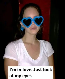 😍 I'm in love. Just look at my eyes lana del rey, óculos de coração, amor, cultura pop, cantora, celebridade telegram sticker