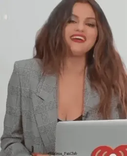 😂 Selena Gomez Selena_FanClub Selena Gomez, Promi, Schauspielerin, Sängerin, Entertainer, Porträt, Lächelnd telegram sticker