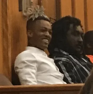 😂 XXXTentacion personne, souriant, assis, salle d'audience telegram sticker