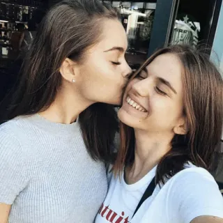 ✨ pocałunek, czułość, przyjaźń, kobiety, miłość, para, dziewczyny telegram sticker