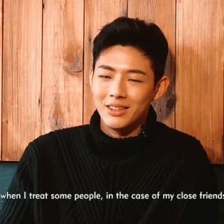 🎻 when I treat some people, in the case of my close friends 男人, 肖像, 微笑, 休闲, 室内, 说话 telegram sticker