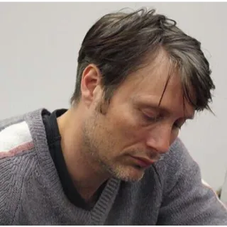 🙁 Mads Mikkelsen 俳優, 男性, グレー, セーター telegram sticker