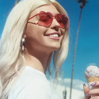 🔥 Frau, Eis, Sonnenbrille, blonde Haare, Porträt, lächelnd, Herz, Ohrringe, blauer Himmel telegram sticker