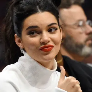 💅 Kendall Jenner кендалл дженнер, модель, большой палец вверх, знаменитость, портрет whatsapp sticker