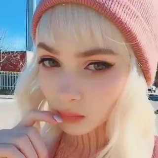 🤔 femme, portrait, selfie, visage, blonde, bonnet, rose telegram sticker