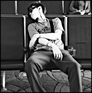 ♠️ dormire, aeroporto, attesa, viaggio, uomo, stanco telegram sticker