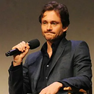 😕 Hugh Dancy Schauspieler, Mikrofon, Anzug, Hugh Dancy telegram sticker