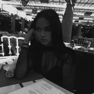 🌚 femme, cheveux noirs, ennuyé, assise, restaurant whatsapp sticker