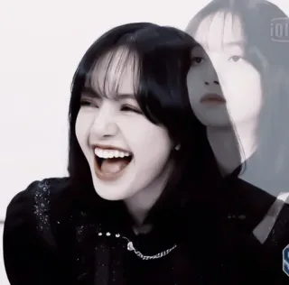 🎧 Lisa Kpop, Blackpink, Lisa, Cantante, Ídolo, Sonrisa, Feliz, Mujer whatsapp sticker