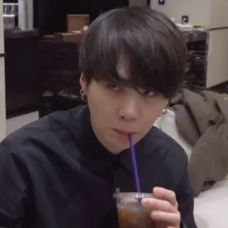 🥤 Suga 남자, 음주, kpop, 아이돌, 슈가, 민윤기 whatsapp sticker
