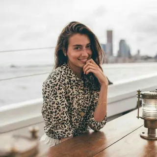 😀 mulher, retrato, estampa de leopardo, cidade, sardas, moda telegram sticker