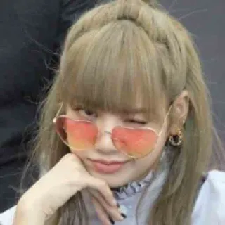 😏 Lisa kpop, Lisa, óculos de sol, piscadela, óculos de coração, idol, celebridade telegram sticker