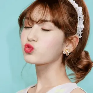 👄 femme, portrait, beauté, maquillage, asiatique, moue, boucles d'oreilles telegram sticker