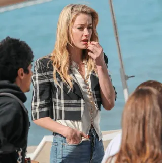 ▪️ Amber Heard Attrice, Celebrità, Donna, Capelli biondi, Jeans whatsapp sticker