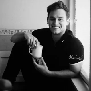 ▪️ @Lash_gif man, portret, zwart-wit, koffie, raam, glimlachend telegram sticker