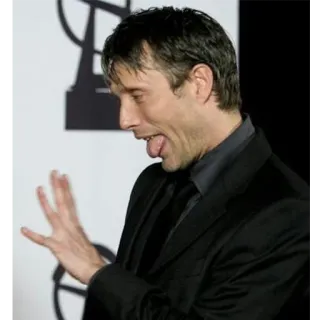 😛 Mads Mikkelsen 俳優, 男, スーツ, 舌, 面白い telegram sticker