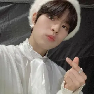 ☀️ 셀카, K팝, 인물 사진, 젊은, 귀여운, 손가락 하트 telegram sticker