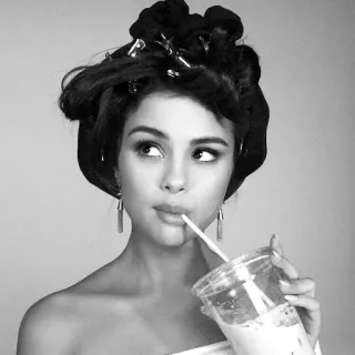 👀 Selena Gomez Selena Gomez, cantora, atriz, celebridade, preto e branco, bebida, penteado telegram sticker