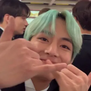 🕸 V K-pop, BTS, Ви, оскорбительный жест, средний палец telegram sticker