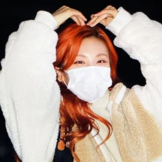 💗 mujer, gesto de corazón, k-pop, máscara, pelo naranja, retrato, lindo whatsapp sticker