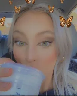 🧡 Frau, blonde Haare, trinken, Schmetterlinge, Selfie telegram sticker