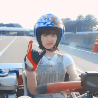 🍓 Lisa Lisa, Blackpink, Karting, Go-kart, Casque, Course telegram sticker