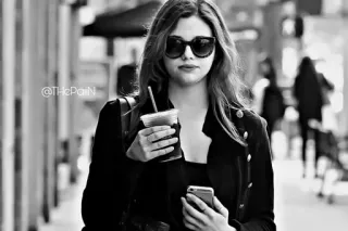 🎫 @ThcPain donna, occhiali da sole, caffè, telefono, street style, urbano, bianco e nero, stile di vita whatsapp sticker